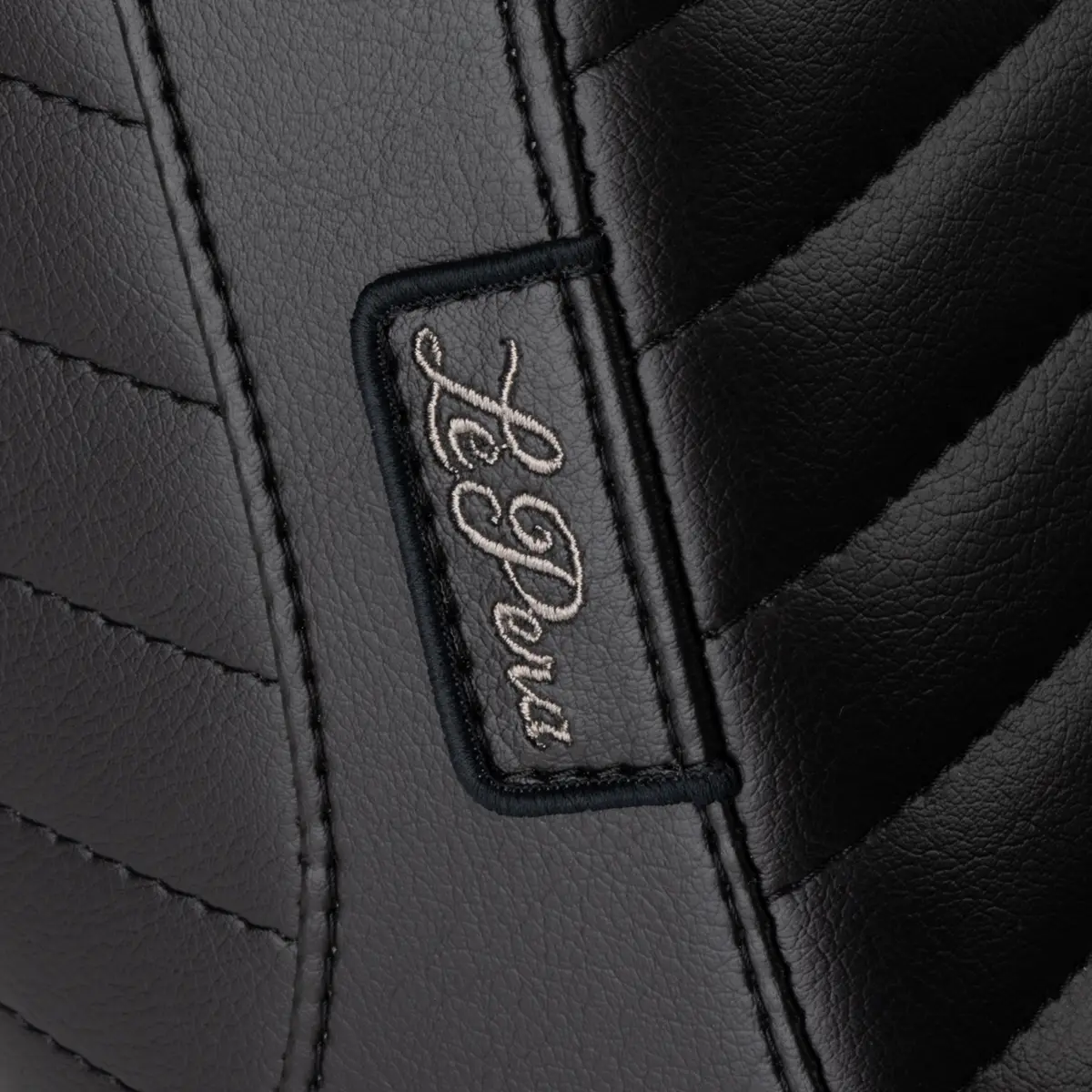 Le Pera Tailwhip Up Front Seat - Pleated - Black - Flsb/Fxlr (Lyru-580Pt) Softail 18-24 2